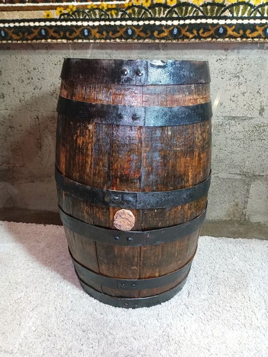 Barril/ pipo antigo em madeira. Intervenção de restauro.
Medidas 60/40cm diâmetro
