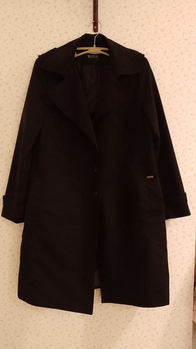 Lekki czarny elegancki płaszcz