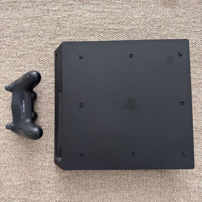 Vendo PS4 Pro 1TB com 3 jogos