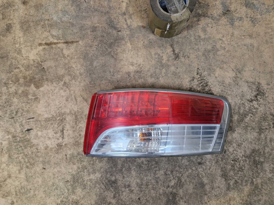 Toyota Avensis T27 010r. sedan lampa tylna prawa.
