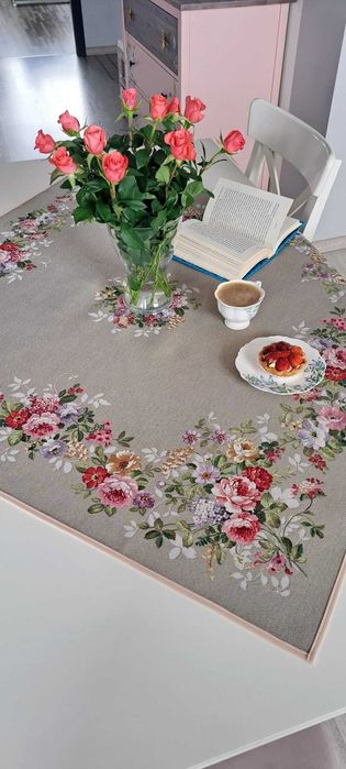 Obrus beżowy gobelinowy w róże 100x100 cm 1162LI Rose Linen