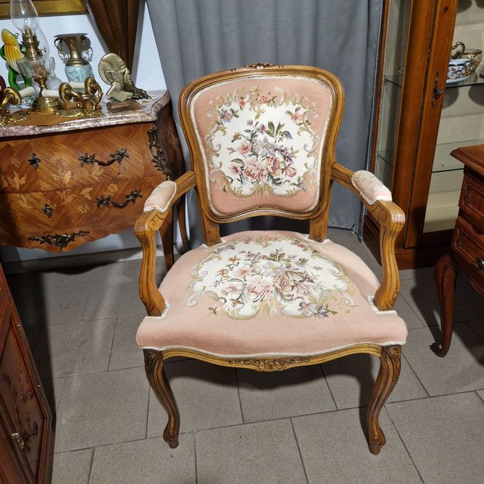 Piękny fotelik w stylu ludwikowskim