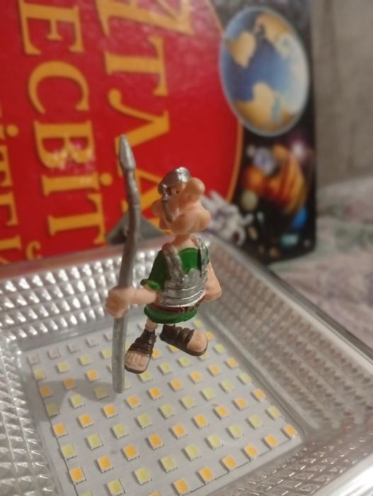 Кіндер фігурки Астерікса та Обелікса, випущені за ліцензією  2013