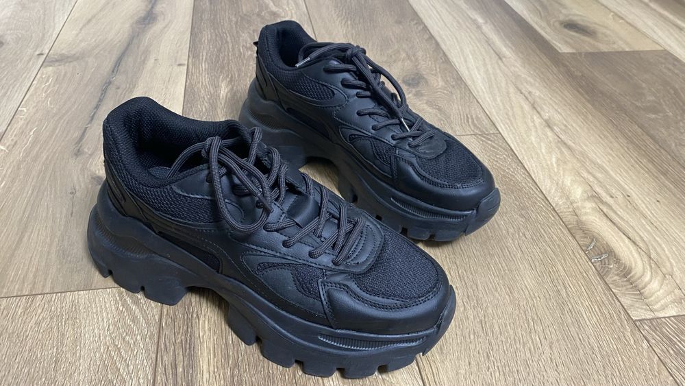 Продам кросівки bershka 42 р.