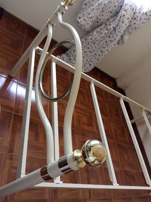 Cama de ferro em bom estado