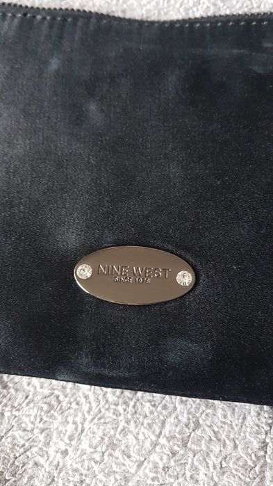Czarna mała torebka, do ręki, uniwersalna, imprezowa, Nine West