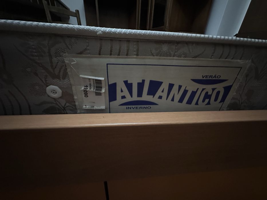 Cama c/colchao e mesinha