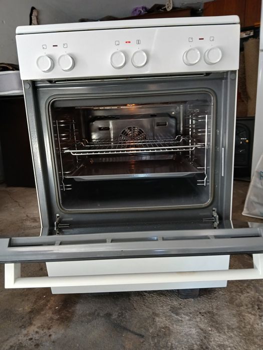 Vendo fogão elétrico, vitrocerâmico. 4 bocas e forno elétrico.  Bom estado