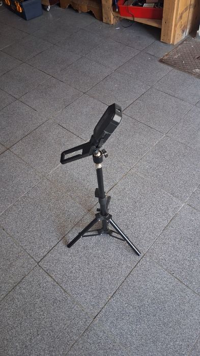 Lanterna led com suporte.