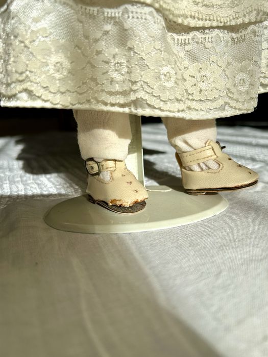 Boneca de porcelana com apoio