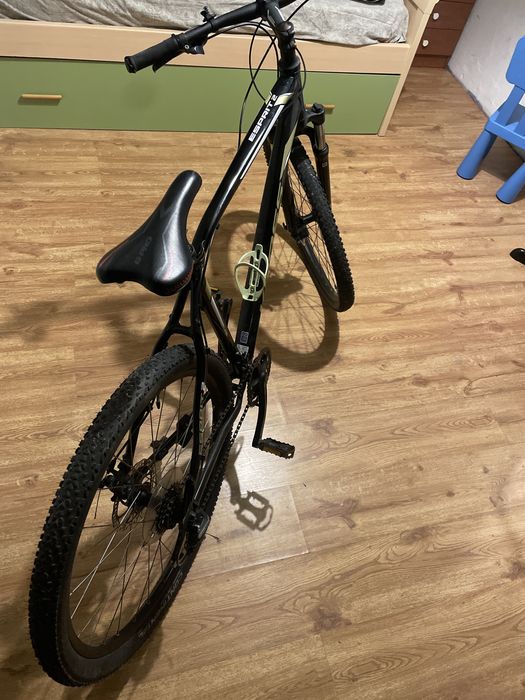 Uma bicicleta com marcas de uso