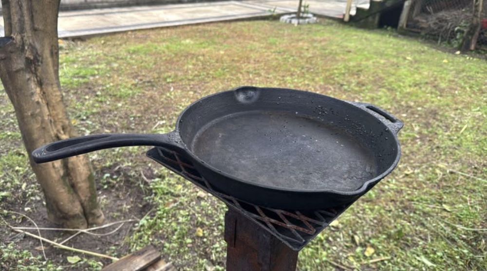 Fogão a lenha tipo Rocket + frigideira de ferro fundido