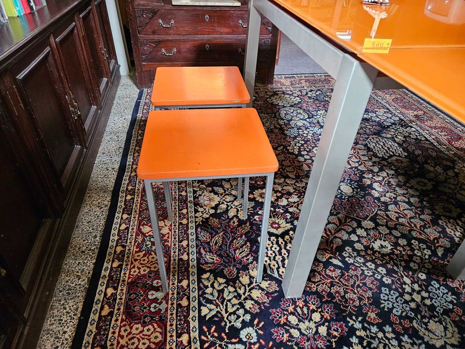 Conjunto de mesa em metal tampo em vidro e dois