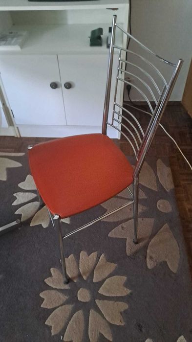 Conjunto de mesas e cadeiras, cristaleira, tapetes, sofá cama