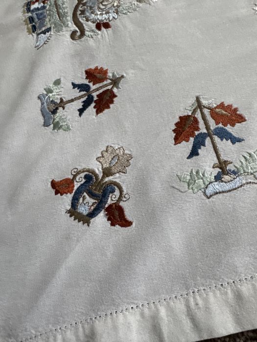 Obrus haftowany  do prywatnych kolekcji