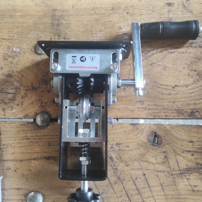 Станок для чистки кабеля для зняття ізоляції