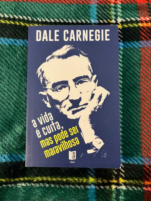 Livro "A Vida é Curta, Mas Pode Ser Maravilhosa" de Dale Carnegie.