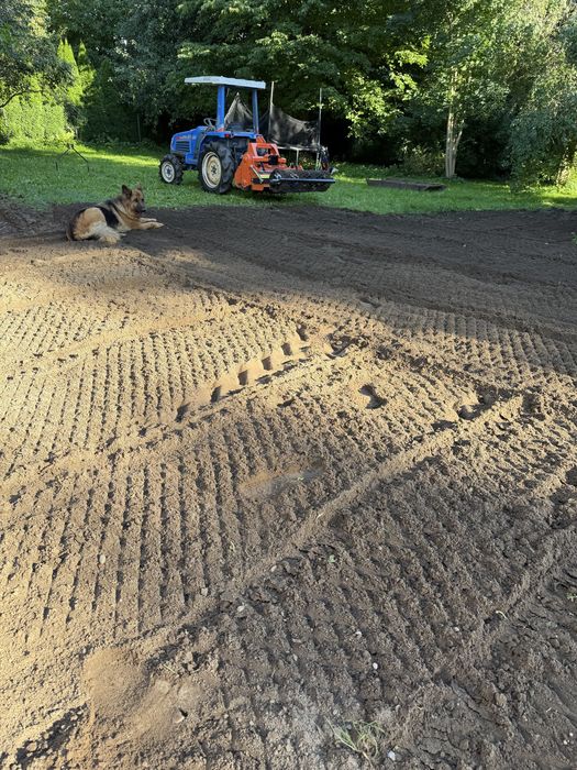 Zakładanie trawników, glebogryzarka separacyjna