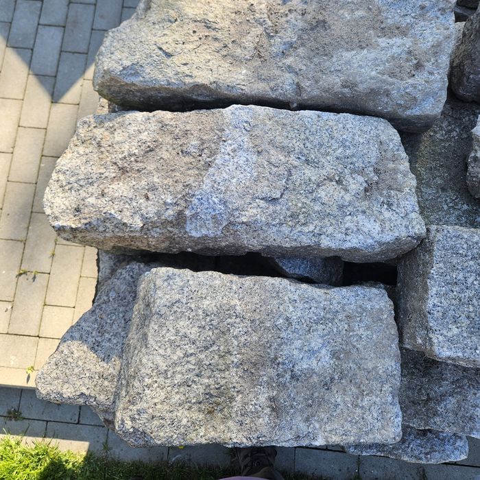 Granit . Palisada oporniki. Obrzeża granitowe. Kostka granitowa.