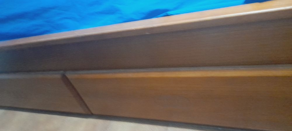 Cama pinho mel solteiro com mesa de cabeçeira com 3 gavetas