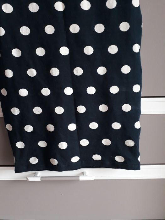 Czarna krótka sukienka w białe grochy kropki mini miniówka mała czarna