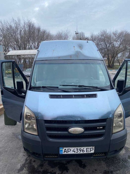 Продам Ford Transit (вантажний фургон) 2007 року 
Об'єм двигуна - 2,4л - турбодизель 
Пробіг - 490 000 км 
Наявний кондиціонер(але треба заправити)
Запотіває прокладка коленвала, олія не йде, є нюанси електрокою не працює магнітофон та омовичач скла.
перед зимою була заміна натягувача, ременя навісного обладнання, рбув зроблений ремонт генератора та стартера.
Задня підвіска посилена додатковою ресорою.
Ще є збій у датчику АБС.
Новий аккумулятор. 
Надійний та місткий фургон Ford Transit — чудовий варіант для роботи, перевезень або бізнесу. Авто у робочому стані, щоденно використовувалось за призначенням.
1. Кузов без серйозних пошкоджень
2. Є сліди експлуатації та косметичні нюанси по лакофарбовому покриттю (відповідає віку та призначенню авто)
3. Високий дах — зручно для перевезення габаритних вантажів
4. Просторий вантажний відсік
5. Надійна та перевірена модель
6. Добре підходить для комерційного використання
Автомобіль не новий, але чесний робочий варіант без «прикрас». Ідеально для тих, кому важлива практичність, а не зовнішній лоск.