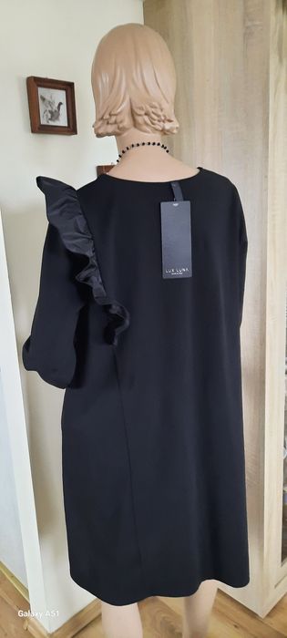 Elegancka sukienka z falbaną na ramieniu i z przodu