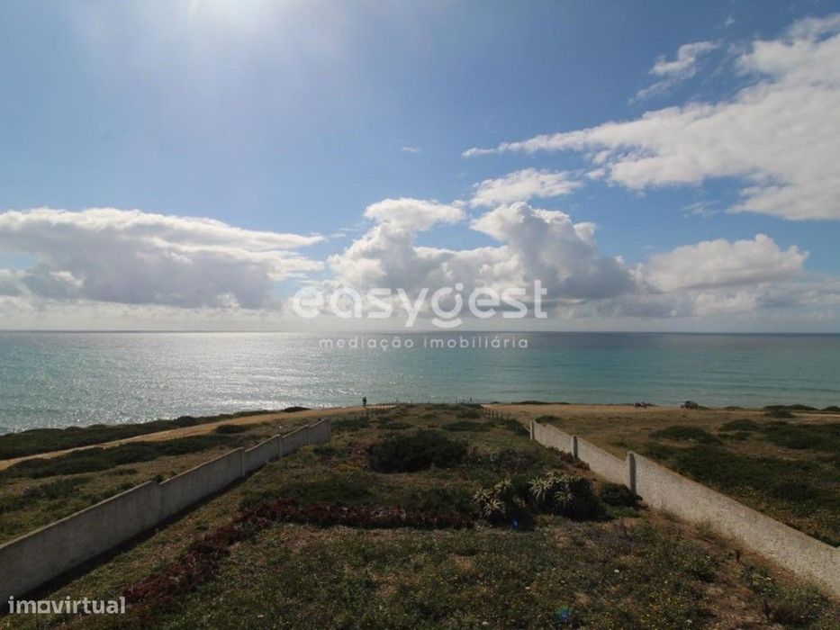 Moradia Exclusiva T4, à beira mar, com terreno de 8600m2 , em Sintra