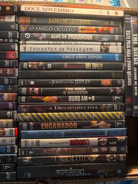 DVDs - Coleção privada de cinema de autor, independente e premiado. Ex: Mulholland Drive, Paris Texas, A Rede Social, Gran Torino, e muitos outros.