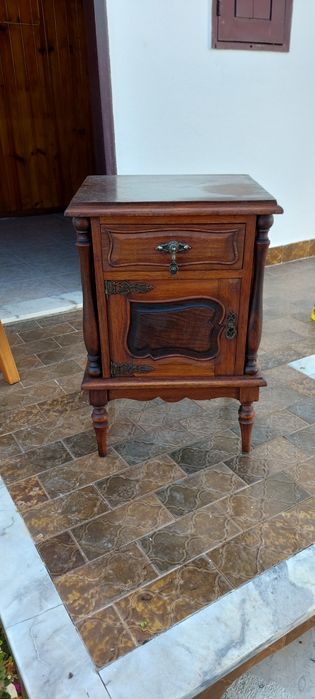 Mesa de cabeceira antiga