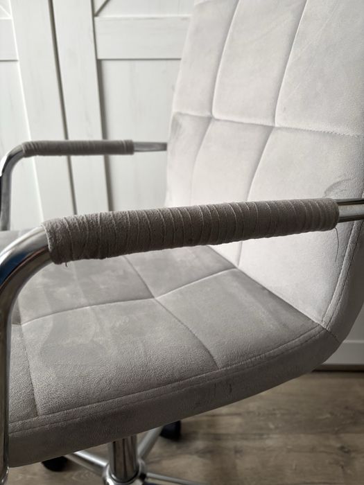 Szare krzesło biurkowe obrotowe