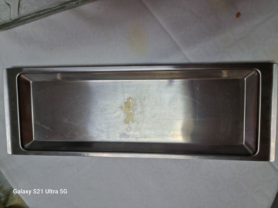 Pratos em cerâmica, vidro e metal para bolos