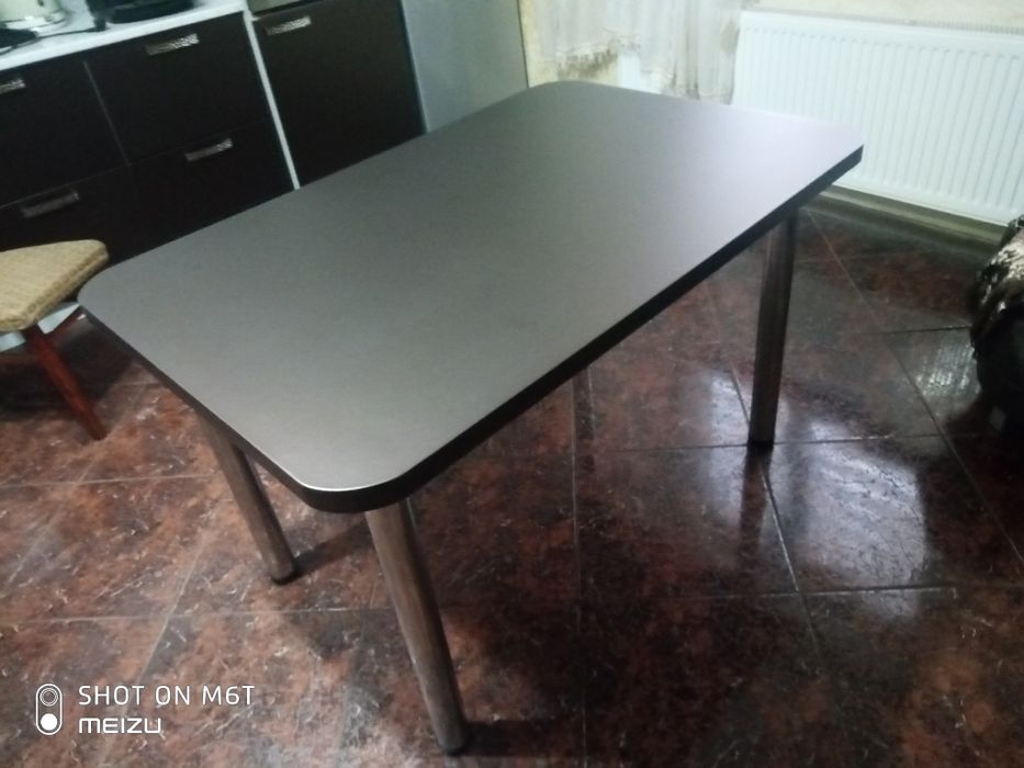 стол для кухни и гостинной