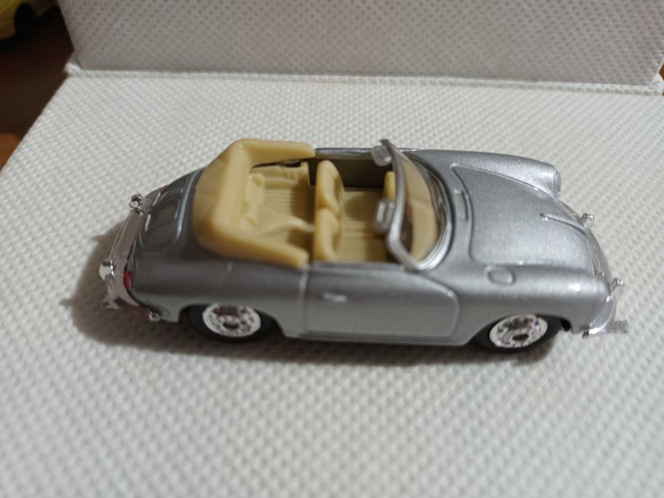 Mimiaturas 1/64 Welly CM2