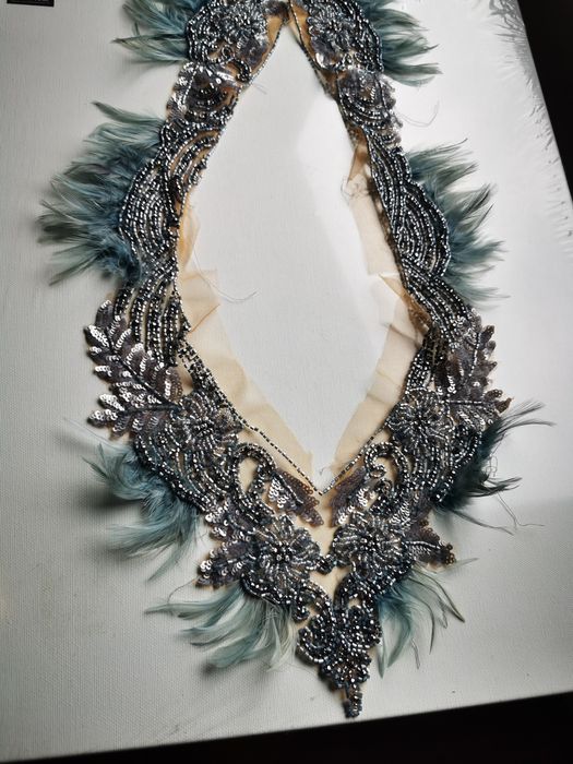 Gola de missangas e penas