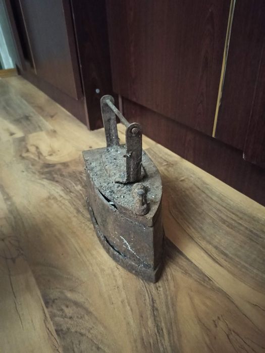 Старовина чавунна праска на вугіллі