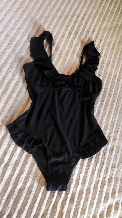 Новый слитный цельный куальник. Черный купальник с рюшами. Размер 48.