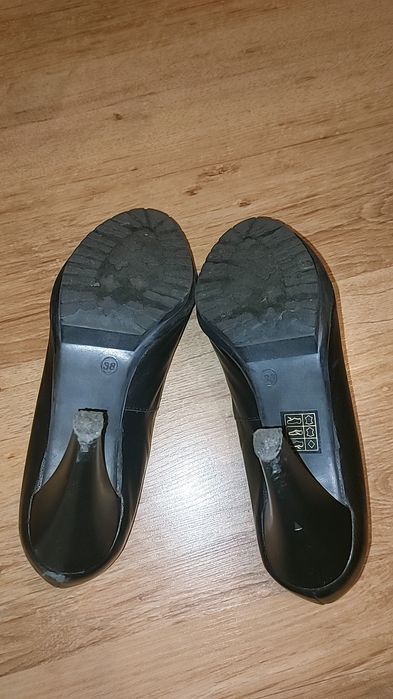 Czarne szpilki z kokardą