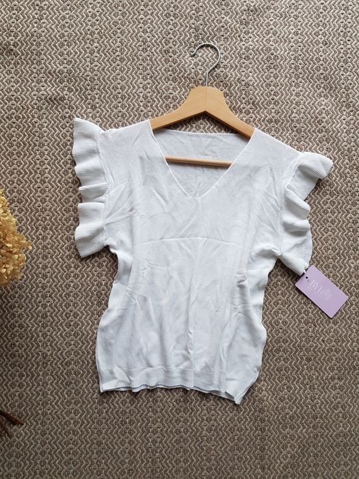 Śnieżnobiała dzianinowa bluzka S/M z falbankami urocza lekka letnia super materiał dekolt v-neck