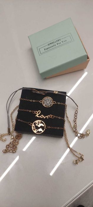 Conjunto de pulseiras douradas