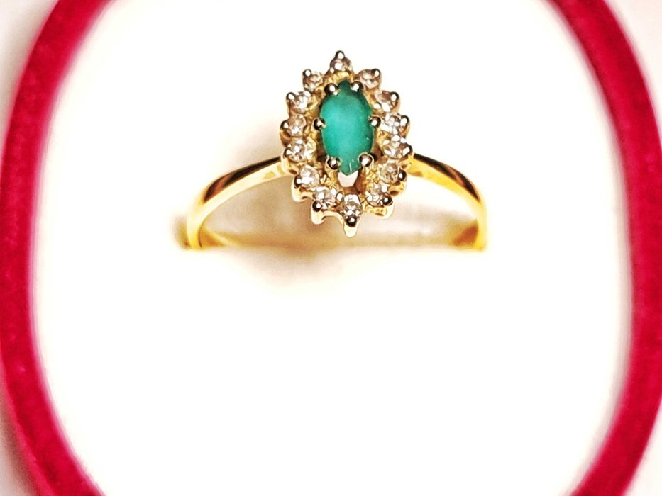 Anel de ouro 19,2K Quilates, esmeralda e 14 diamantes com certificado