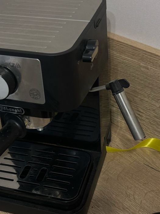 Кавоварка ріжкова Delonghi EC260BK, майже як нова
