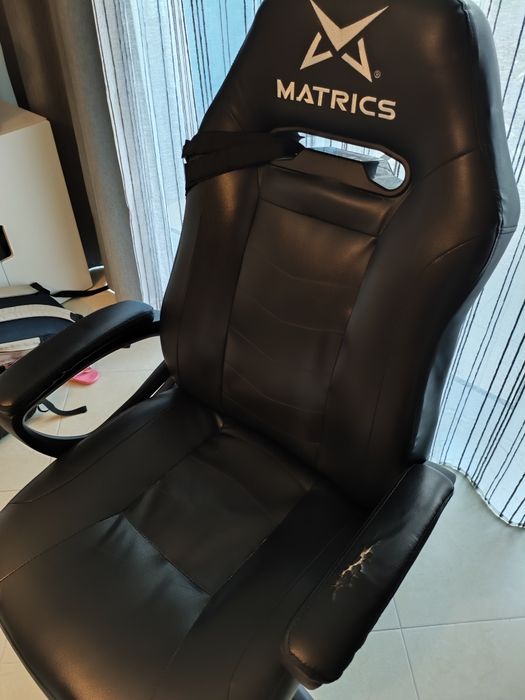 Cadeira gaming preta Matrics em pele sintética