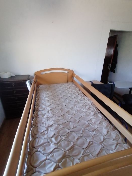 Cama articulada elétrica com colchão antiescaras + mesa de apoio