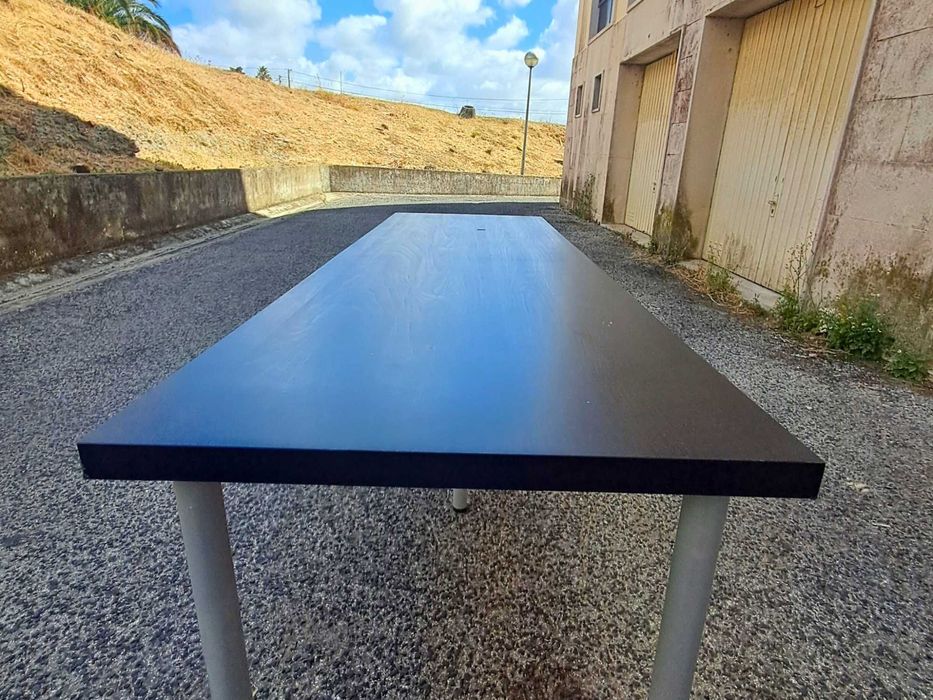 Mesas escolares usadas na formação crianças jovens ATL Centro Estudos