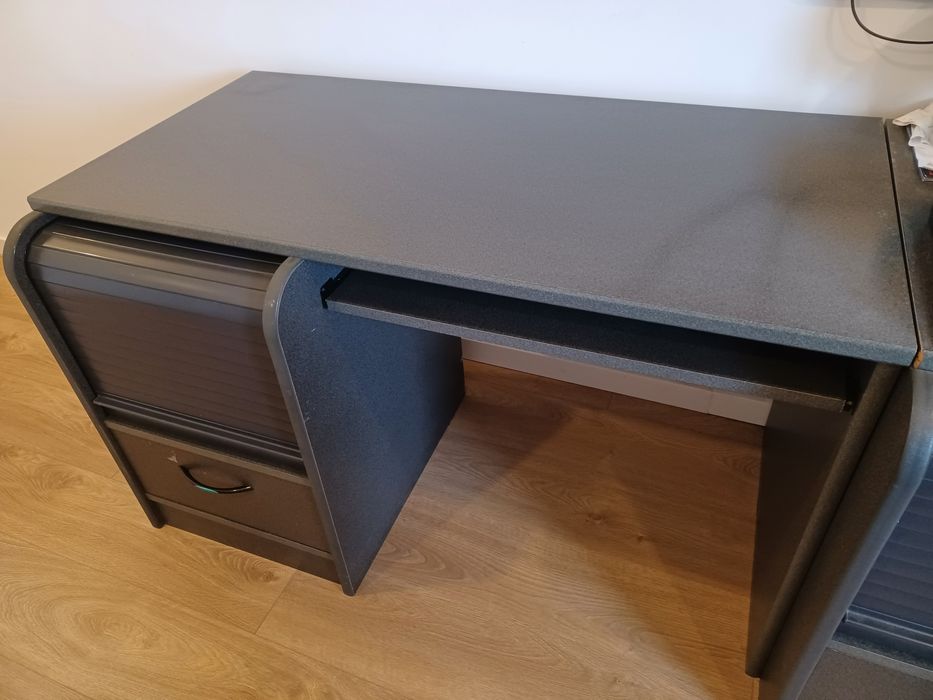 Secretária em cor cinza com modulo incorporado