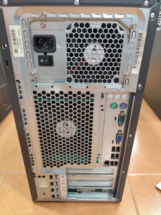 Servidor Fujitsu PRIMERGY TX100 S1 (XEON)