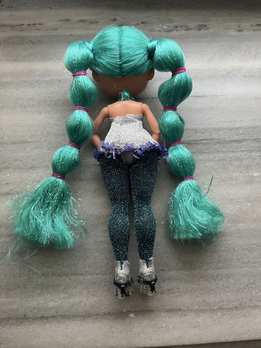 Лялька Bratz в дуже яскравому одязі