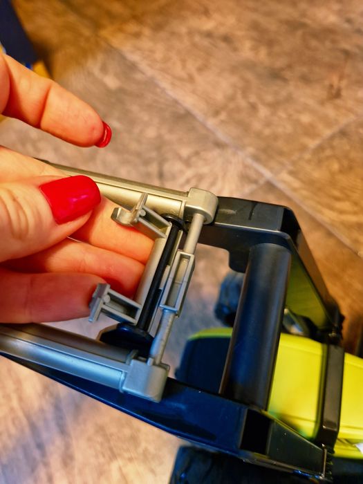 Duzy traktor z przyczepa Brudee