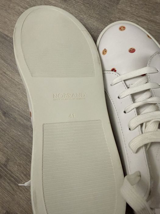 Женские кроссовки